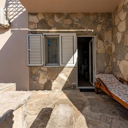 Apartmani Mila Горни Карин Екстериор снимка