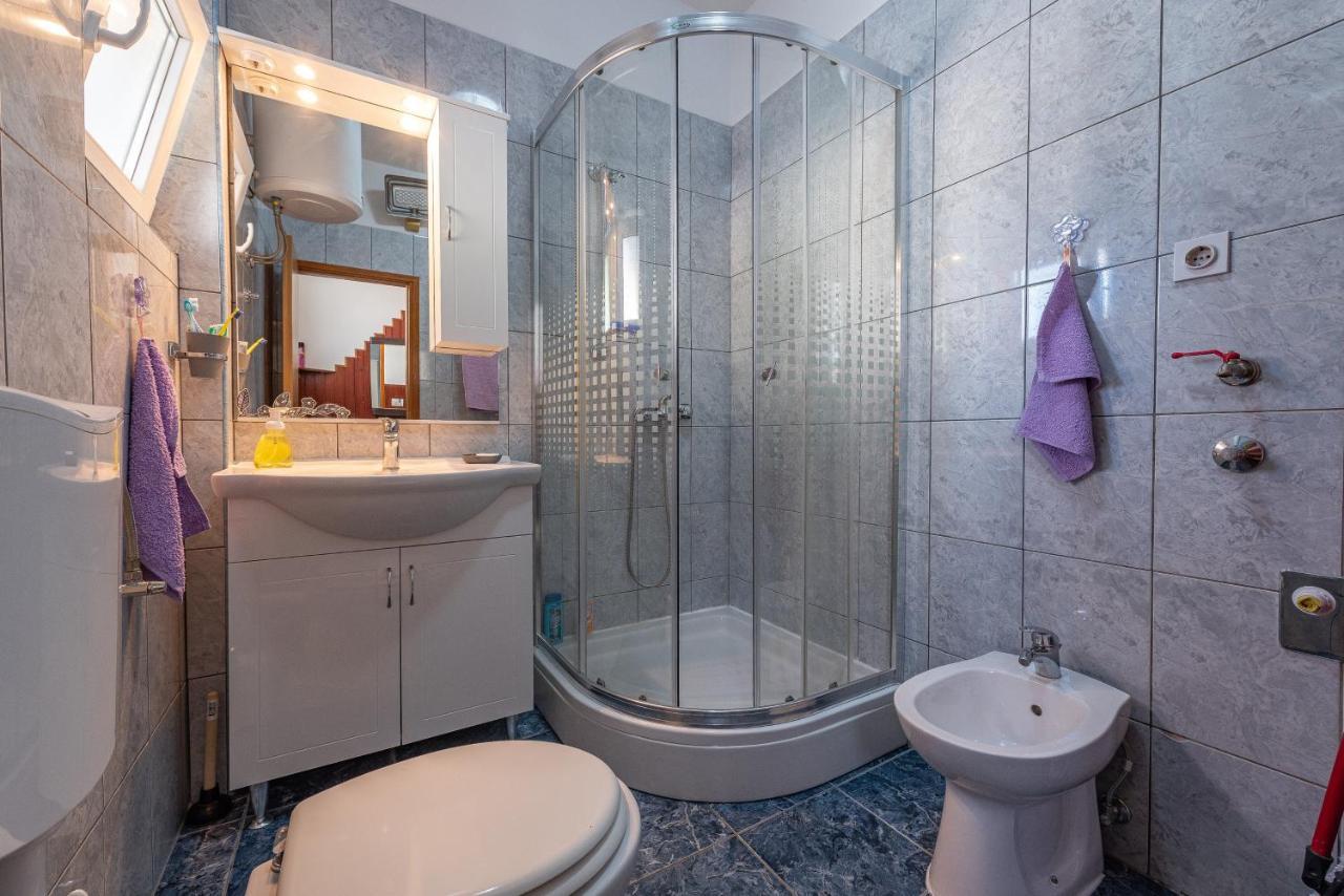 Apartmani Mila Горни Карин Екстериор снимка
