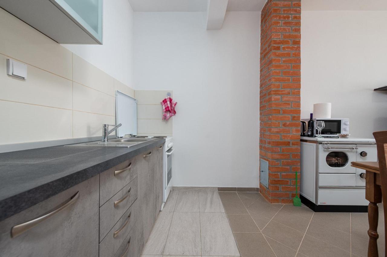 Apartmani Mila Горни Карин Екстериор снимка