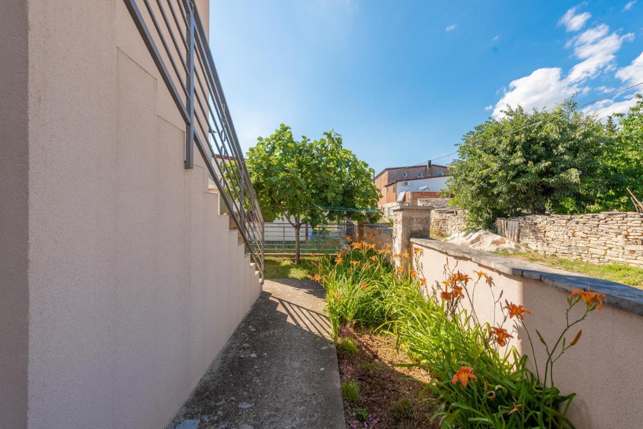 Apartmani Mila Горни Карин Екстериор снимка
